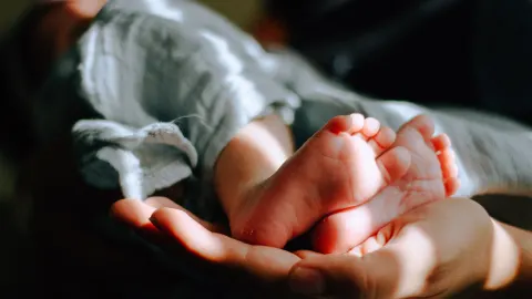 Madre adoptiva olvida a su bebé dentro del auto y muere