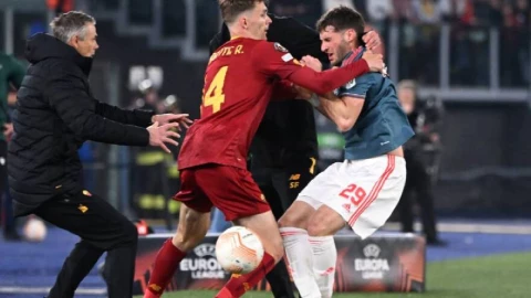 VIDEO Santi Giménez es agredido por auxiliar de la Roma, se va expulsado