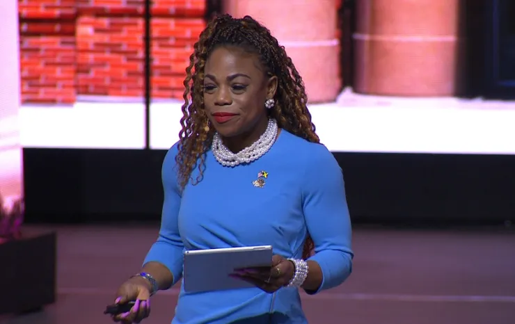 La maestra Keishia Thorpe atiende a estudiantes refugiados de inmigrantes; hoy se presenta en el festival de las Ideas 2023