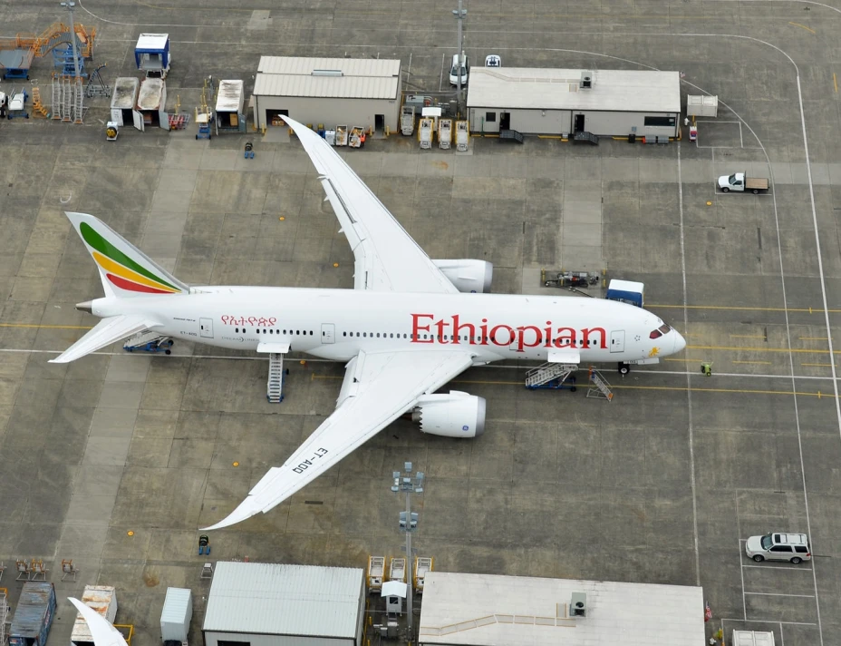 Fueron cerradas las 2 pistas de aterrizaje del aeropuerto internacional de Heathrow en Londres, tras un incendio en un avión de la aerolínea Ethiopian