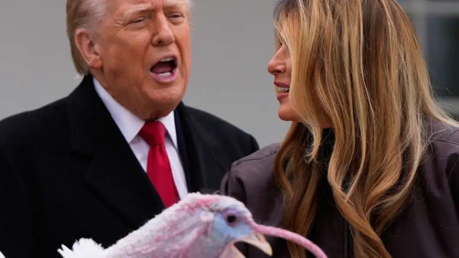 Donald Trump y su esposa Melania, durante la ceremonia de indulto de pavos.