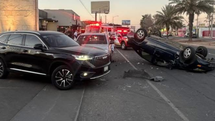 Tres vehículos involucrados en accidente con volcadura en Mexicali