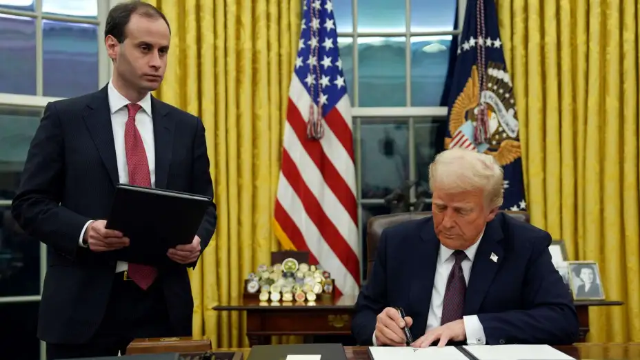 El presidente Donald Trump firma una orden ejecutiva.
