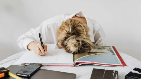 Oficinista insiste en presentarse antes de hora y acaba sin empleo por “desobediencia”