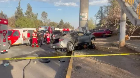 FOTOS: Mueren 3 jóvenes tras estrellarse contra un puente peatonal