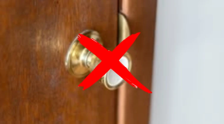4 alternativas para reemplazar las perillas de puerta tradicionales y hacer que el pasillo parezca más moderno