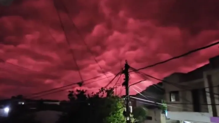 cielo rojo en Colombia tras sismo
