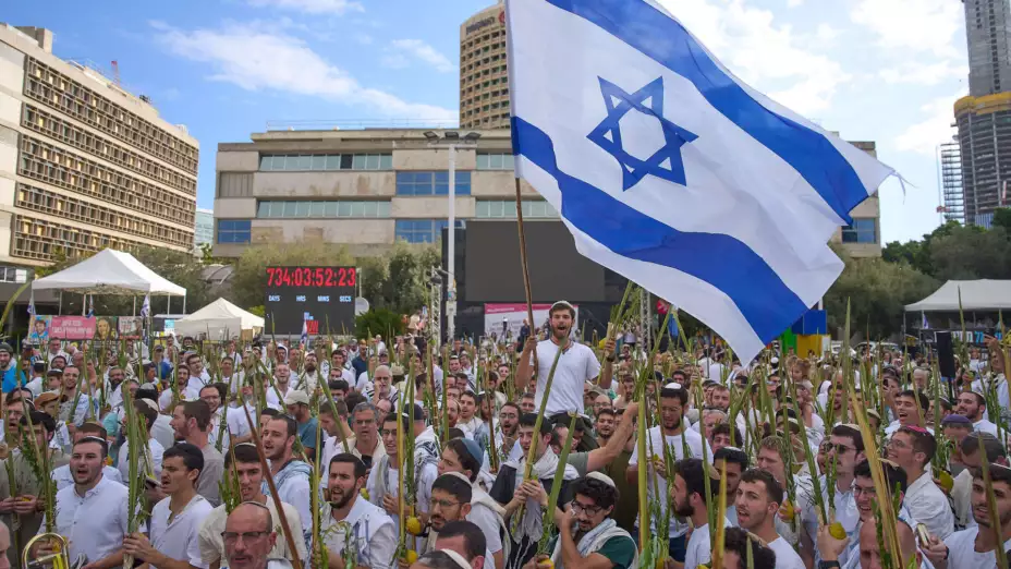 Israelíes festejan el anuncio de primera fase de paz con Hamás.