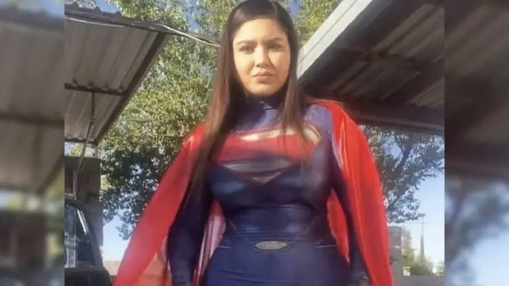 Maestra se disfraza de ‘Supergirl’ para festival de Día del Niño y desata polémica