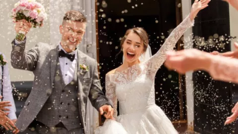 El arroz se usa en las bodas como un símbolo de riqueza y prosperidad