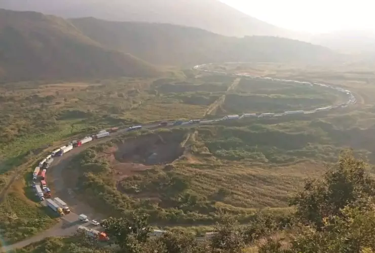 VIDEO: Captan tráfico paralizado en la autopista Puebla-Orizaba tras accidente de tráiler hoy domingo