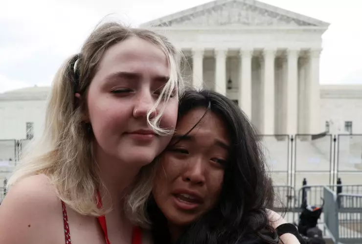 Corte Suprema de EUA revoca el derecho constitucional al aborto