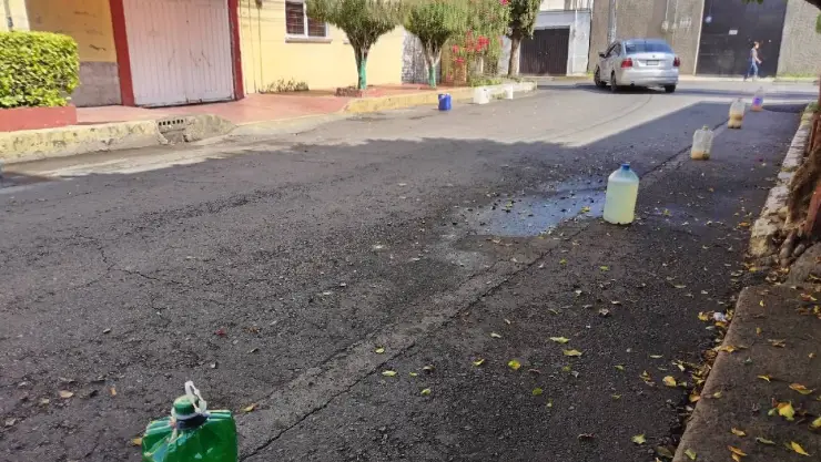 ¿Puedo apartar un lugar para mi carro en la calle_.jpg