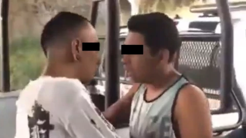 Policías obligan a besarse a dos presuntos asaltantes en Celaya, Guanajuato.