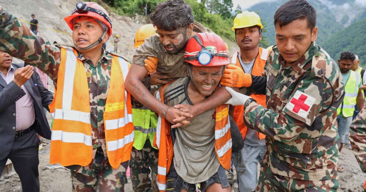 Photo: vertigopolitico.com Rescate de un trabajador de un túnel 9 días después de inundaciones en Nepal