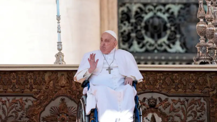 ¡Sorpresa en el Vaticano! El Papa Francisco aparece y bendice a los fieles en la Plaza San Pedro.jpg