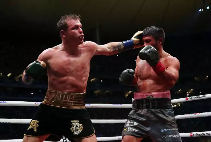 Saúl ‘Canelo’ Álvarez en acción durante su pelea contra John Ryder en el Estadio Akron en Jalisco.