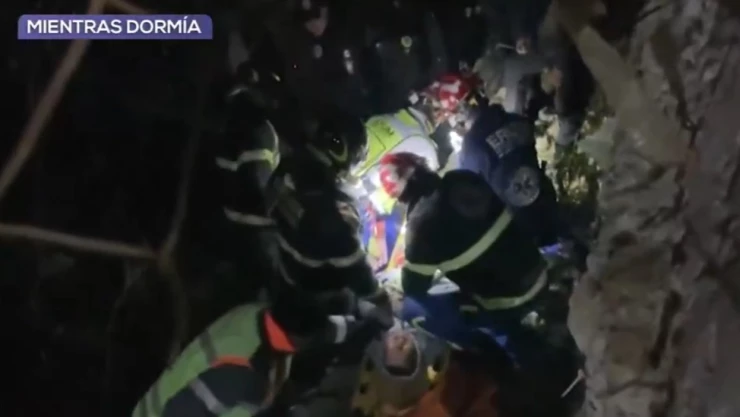 Por más de 10 horas un hombre quedó atrapado en lo profundo de una barranca en Álvaro Obregón