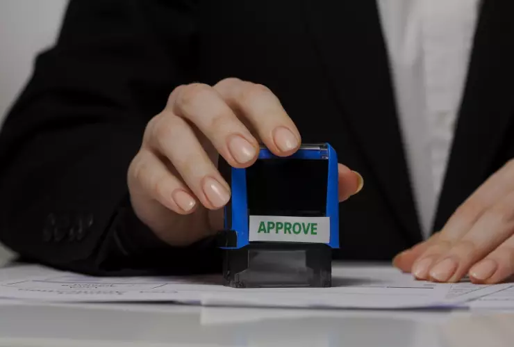 Un funcionario aprueba una visa de trabajo estadounidense.