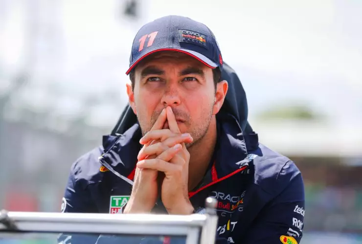 Checo Pérez sufre colisión con Lewis Hamilton y abandona la Sprint