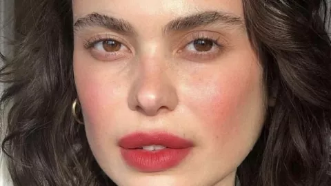 El maquillaje blurry da un efecto dulce a los rostros de facciones duras