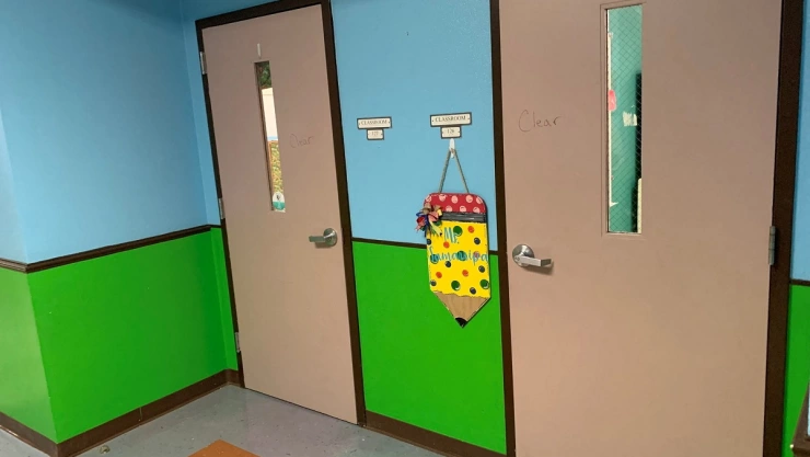 Nuevas imágenes de Uvalde, Texas, confirman que el operativo implementado por la policía perdió valiosos minutos para salvar la vida de los niños