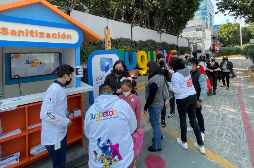 Pocoyo y sus amigos en el gran contenedor del #JuguetónAzteca