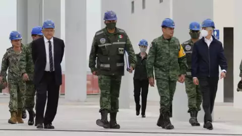 amlo recorrido aeropuerto santa lucia.jpg