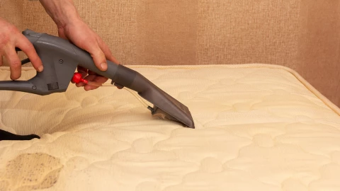 Colch&oacute;n sucio y manchado