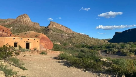 Pueblo en el sur de Texas, con montañas rocosas y vegetación típica de la zona