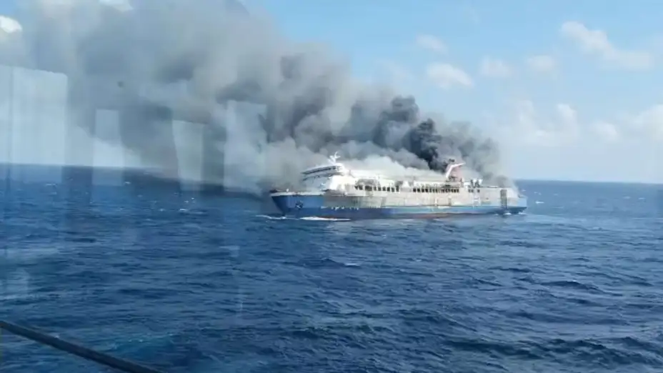 Un barco de pasajeros se incendia cerca de la isla de Madura, Indonesia.