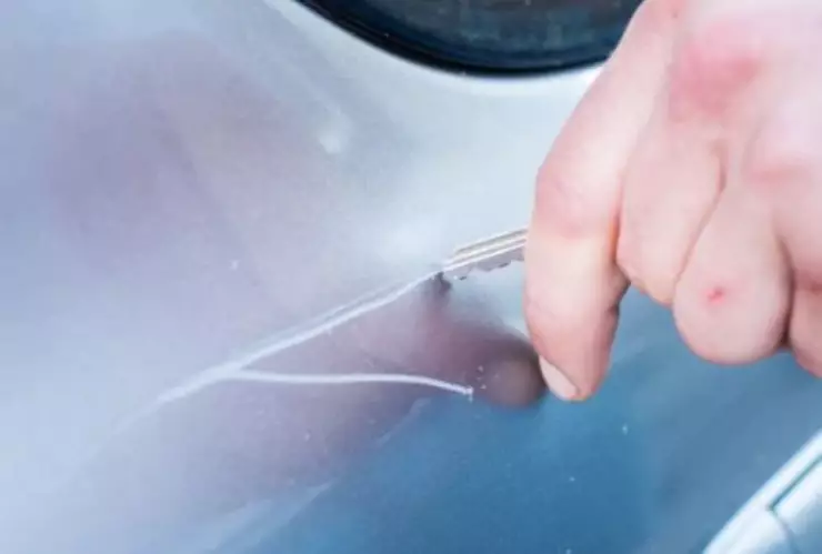 Le fue INFIEL a su novia en Campeche y ella se venga RAYÁNDOLE su auto; foto se hace viral