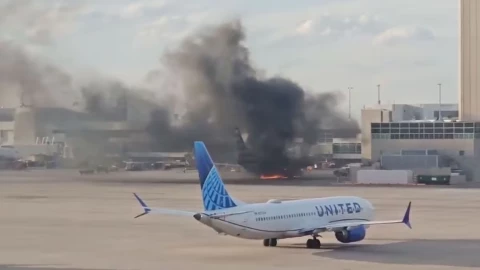 Avión de American Airlines se incendia tras aterrizaje de emergencia en Denver.jpg