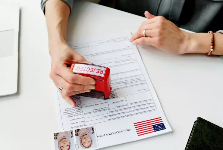 Un funcionario estadounidense rechaza un trámite.