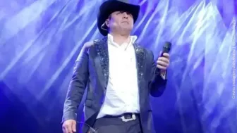 Julión Álvarez con fondo azul..jpg