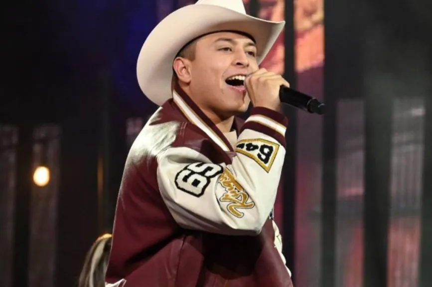 Leo Nava cantó “No se va” de Grupo Frontera, siendo de las mejores interpretaciones del académico, quien dio el cien por ciento en el escenario, sin embargo, tristemente Chiquis no logró sentir una conexión con la canción, en cuanto a Espinoza Paz hubo desatinos en la entonación del académico.