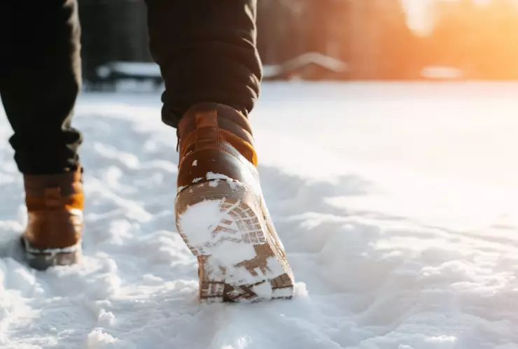 un hombre caminando bajo nieve