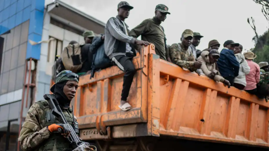 Ex soldados de la RDC en un camión tras rendirse ante rebeldes del M23.