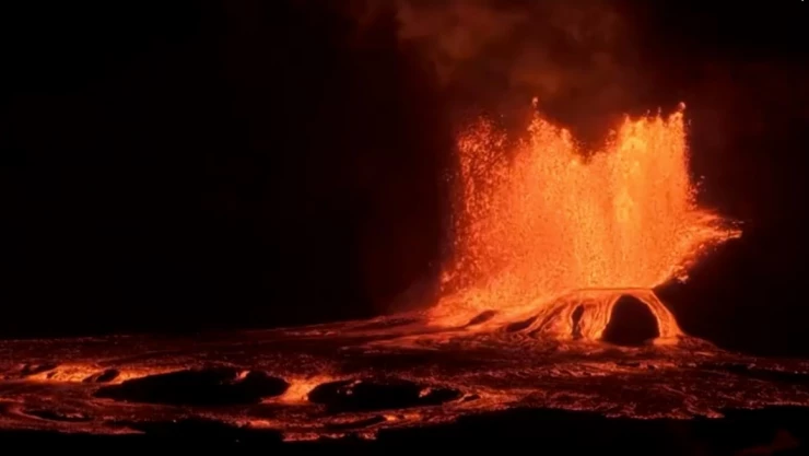 Erupción del volcán Kilauea, arroja lava a más de 100 metros, en un fenómeno que no visto en 30 años