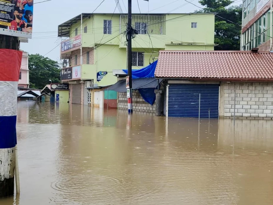 Tormenta tropical Sara toca tierra en Belice y genera inundaciones.jpg