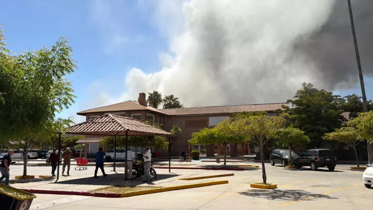Incendio en plaza de Los Mochis