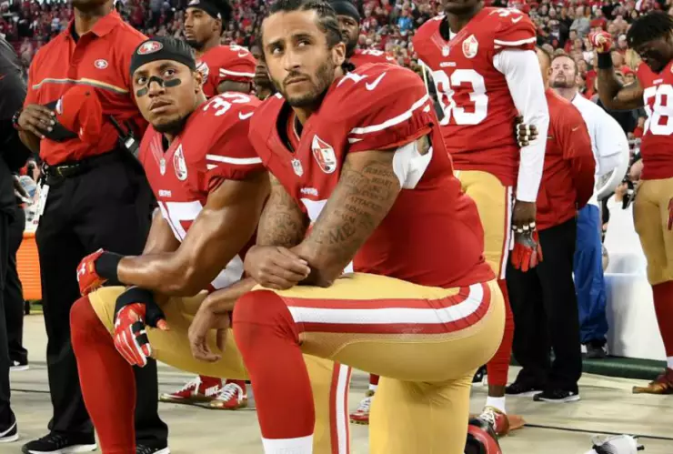 Kaepernick fue el primer jugador de futbol americano en protestar contra el racismo durante la interpretación del himno nacional en los partidos de la NFL / Foto: Especial