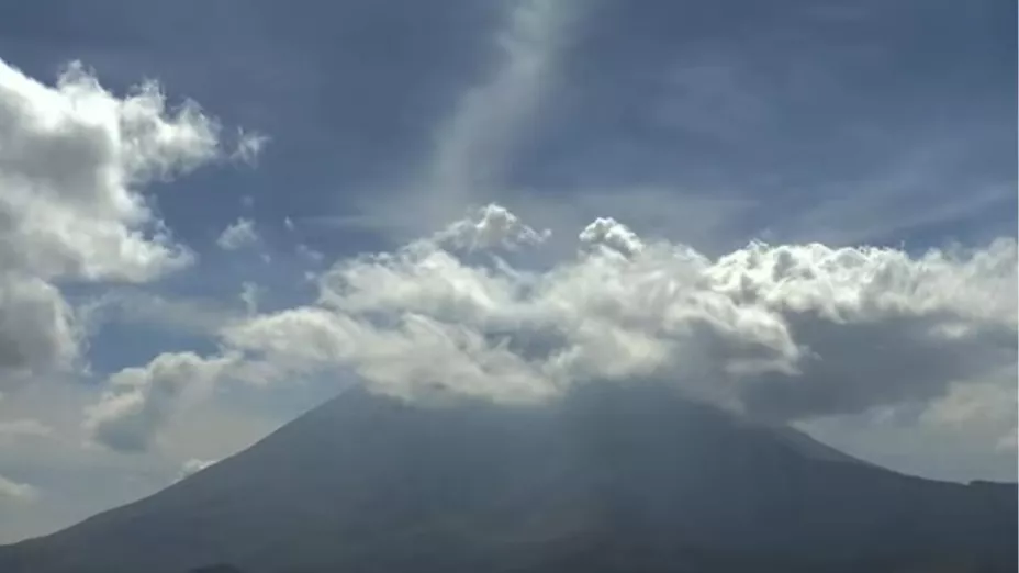 Volcán Popocatépetl con sombrero de nubes