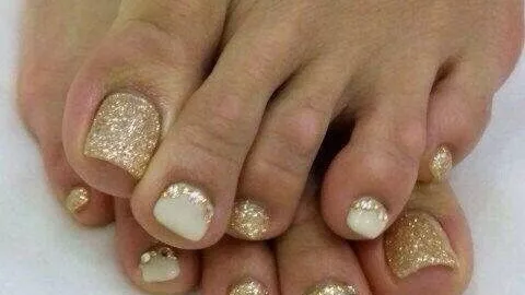 9 diseños de uñas blancas con dorado que puedes usar en los pies para lucir en natación