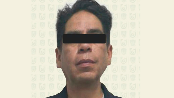 Detienen a maestro que grababa a alumnas