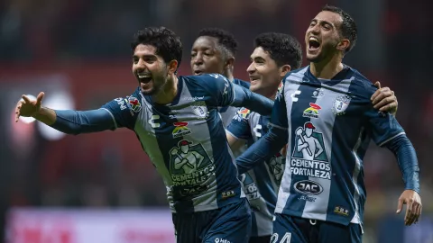 Jugadores de Pachuca celebran un gol