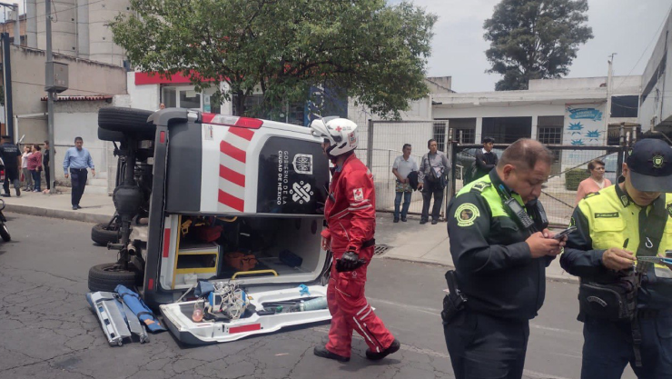Una ambulancia volcó en Coyoacán con todo y paciente este martes 9 de mayo.