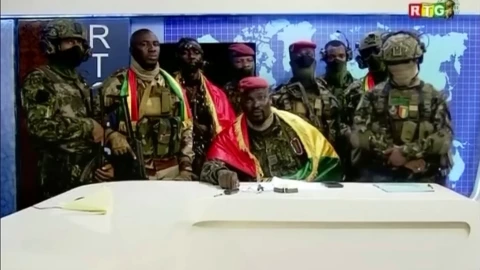 Mediante un comunicado televisivo, las fuerzas especiales de Guinea anunciaron a la nación de África Occidental que habían disuelto su gobierno y constitución, así como cerrado sus fronteras terrestres y aéreas.