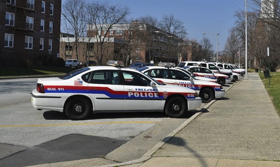 Según la demanda, la policía de Nueva York niega acceso a intérpretes a individuos con limitado inglés, lo que es contrario a políticas municipales que obligan que los agentes ofrezcan asistencia lingüística gratuita a quien lo necesite