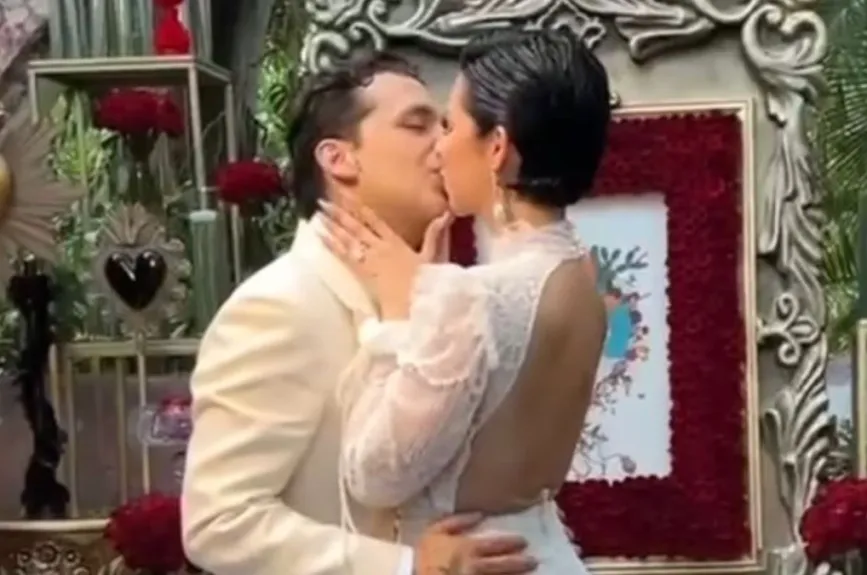 Votos de la boda de Nodal con Angela (7).jpg